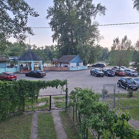 Sarga311 Ueduelohaz Szeged Villa Buitenkant foto