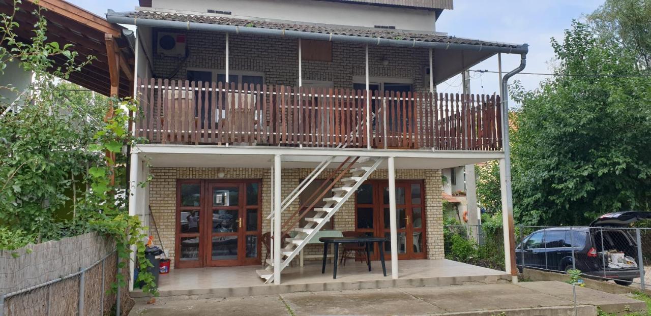 Sarga311 Ueduelohaz Szeged Villa Buitenkant foto