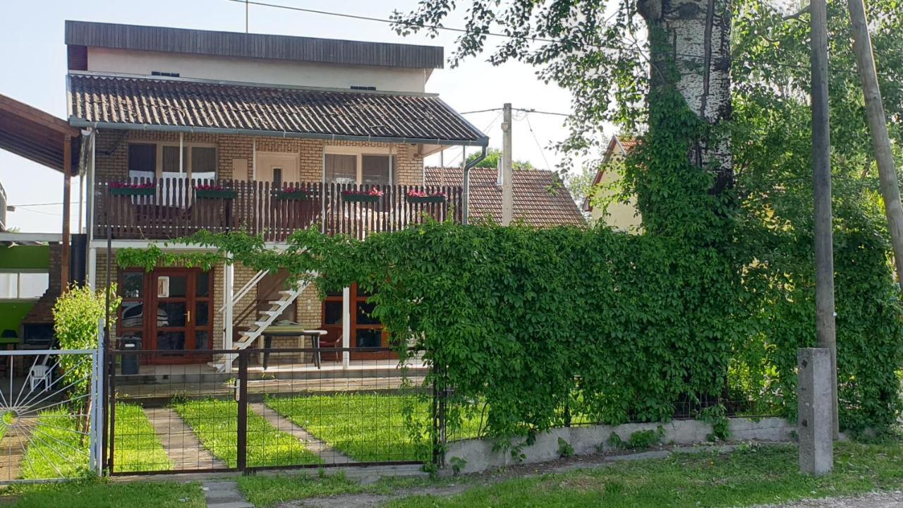 Sarga311 Ueduelohaz Szeged Villa Buitenkant foto