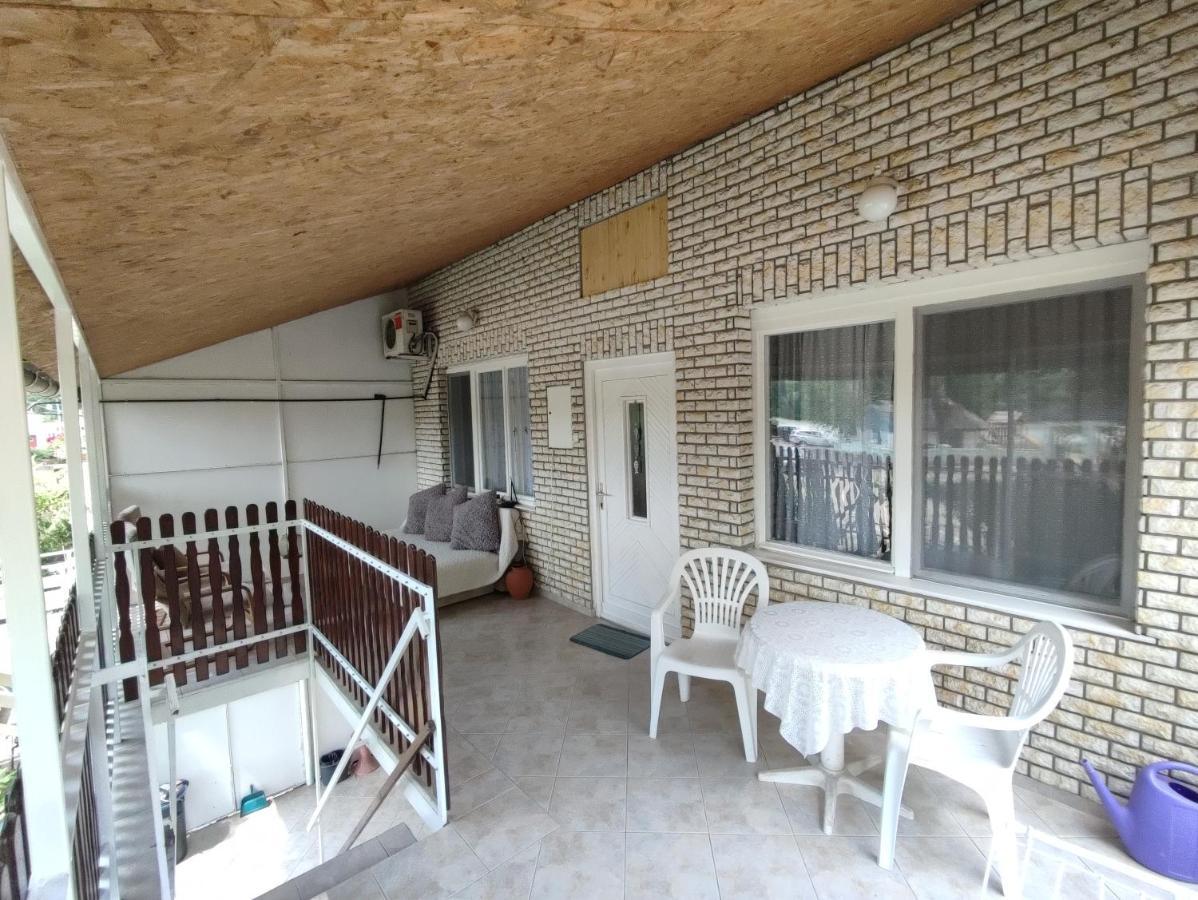 Sarga311 Ueduelohaz Szeged Villa Buitenkant foto